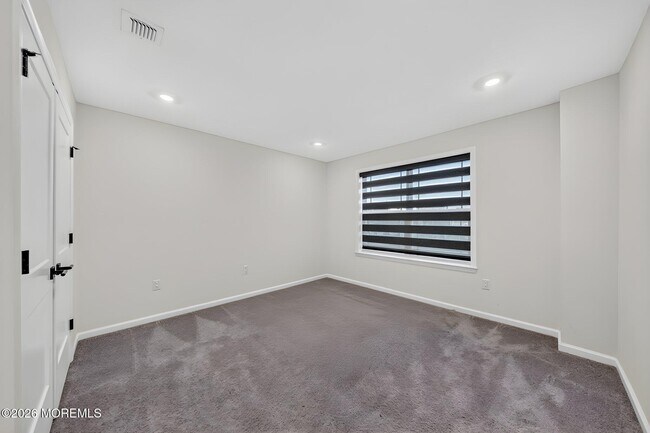 Building Photo - 319 Tulip Ct