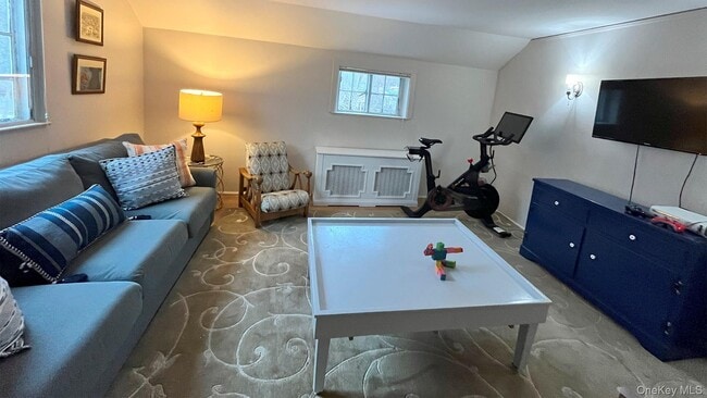 Building Photo - 8 Holly Ln