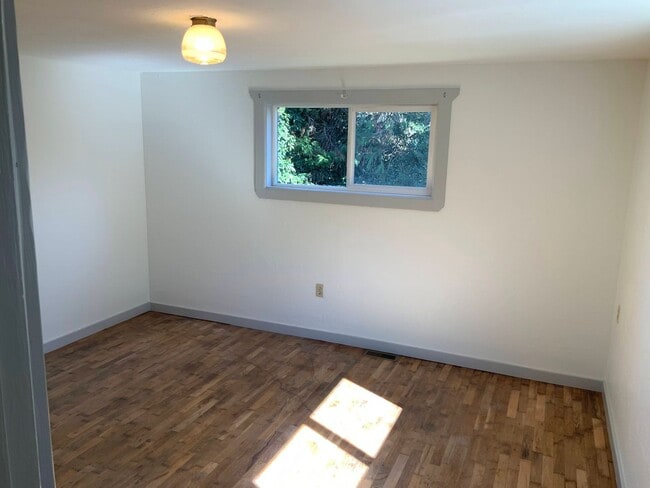 Building Photo - 3 Bedroom House in Whiteaker