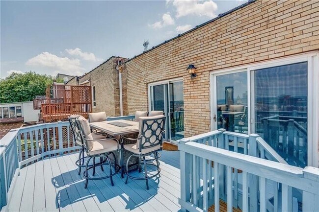 Building Photo - 13-15 Bailey