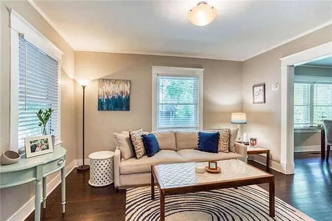 Building Photo - Charming West Plaza Bungalow