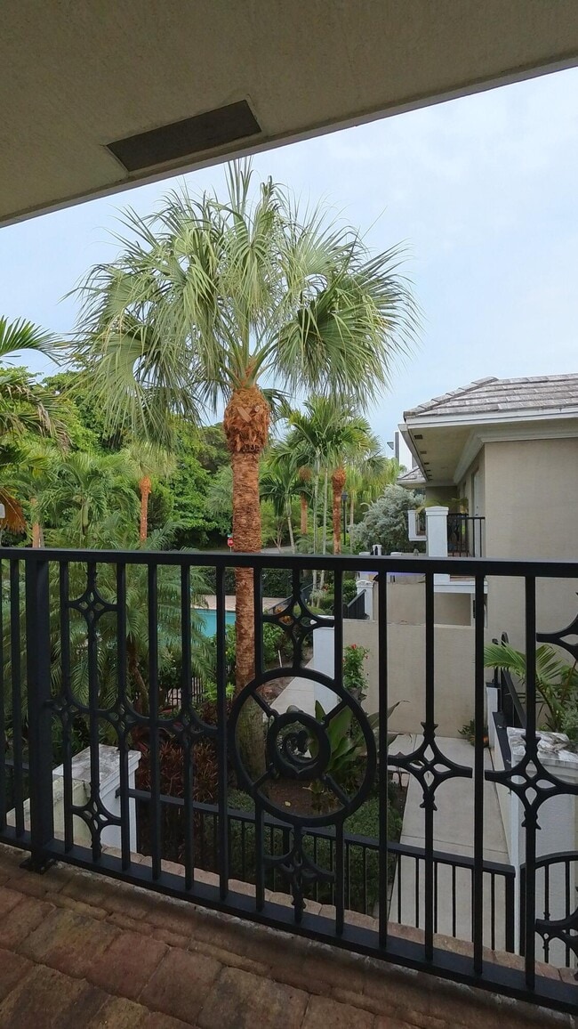 Building Photo - 1000 Palm Trail