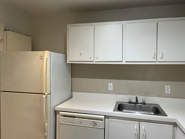 Building Photo - 6904 N Kendall Dr