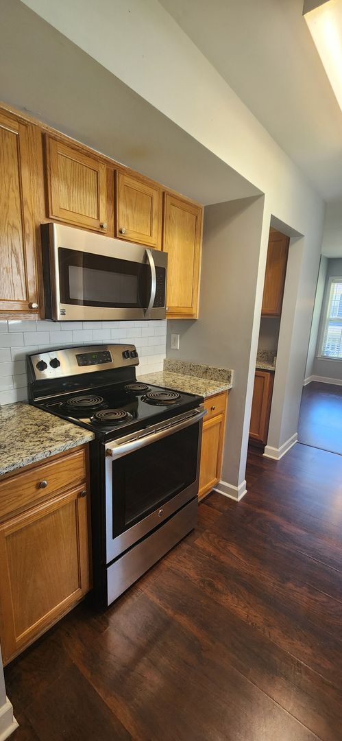 Building Photo - 4 Bedroom - Less than 2 miles from Swamp R...