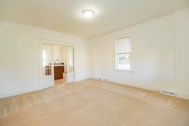 Building Photo - 1st month free w/ 2 or 3 year lease on lar...