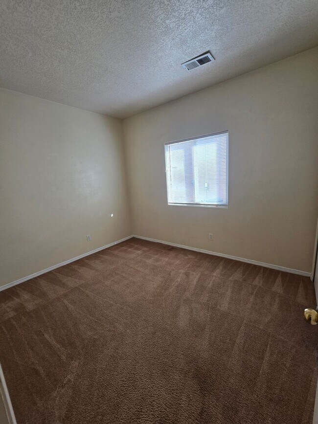 Building Photo - 4 bed, 2 bath home in Northern Meadows