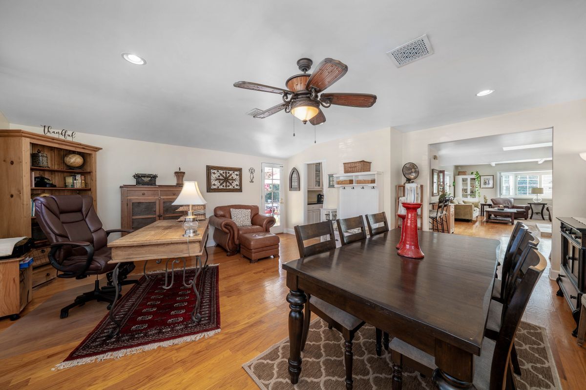 Building Photo - 4571 Canoga Dr