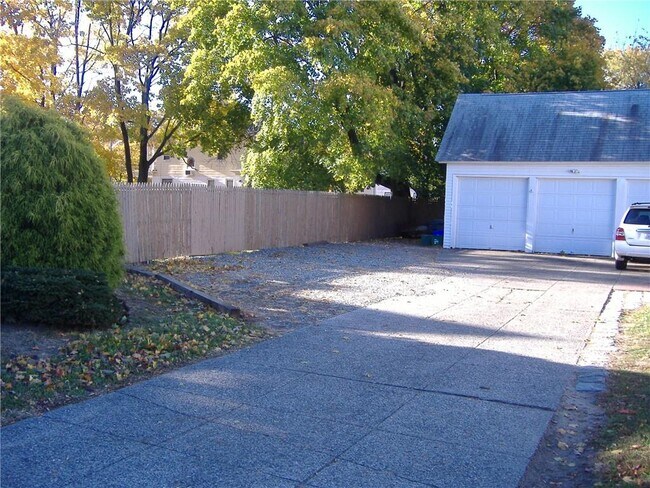 Building Photo - 18 Burnside St