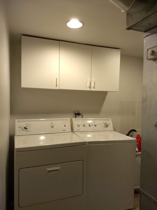 Building Photo - 330 E Forest Knoll Dr