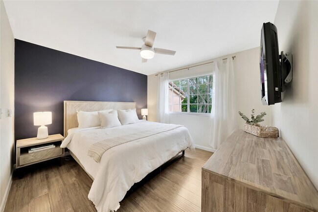 Building Photo - 2005 SE 10th Ave