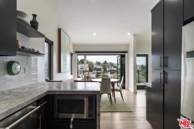 Building Photo - 3923 Fernwood Ave