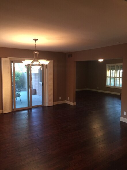 Building Photo - 2000 Karen St