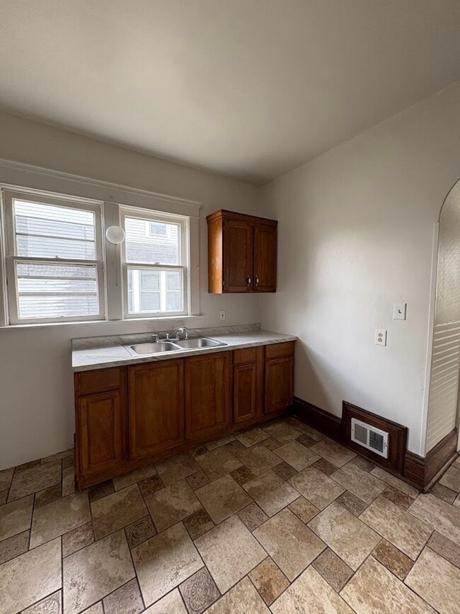 Building Photo - Large 4 bedrooms 2 full bathroom home for rent