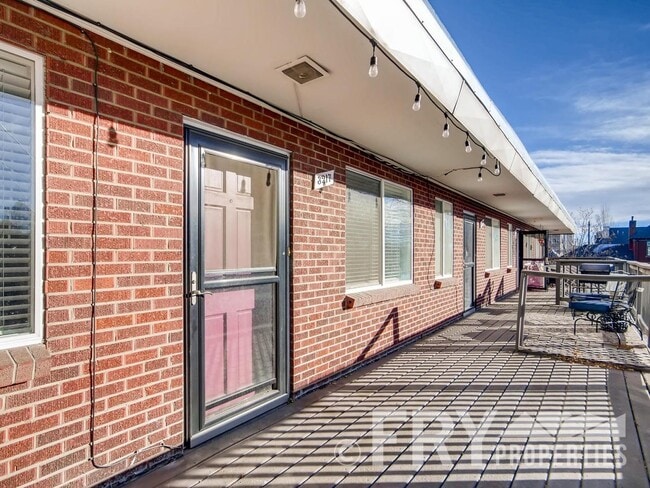 Building Photo - Updated Condo in Highlands Square