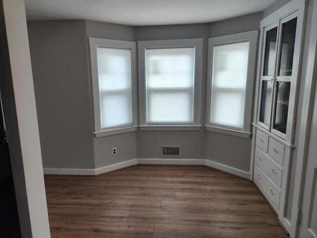 Building Photo - 5 Ray St