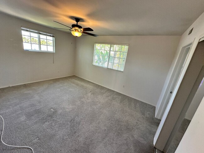 Building Photo - Large 3BD/2BA w/ Private Backyard!