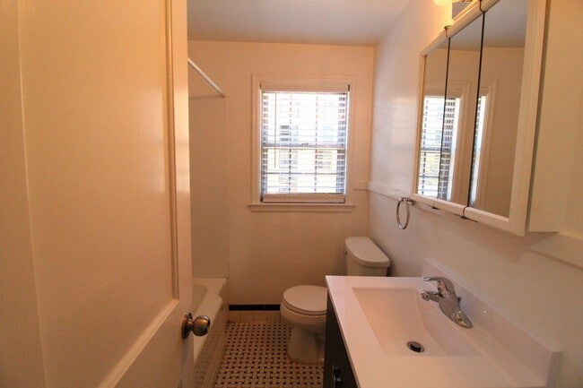 Building Photo - February FREE On This 2 Bedroom 2 Bath Duplex In The Waldo Area