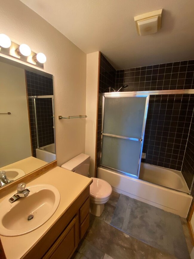 Building Photo - Convenient UMED District Condo - (2) Bed, ...