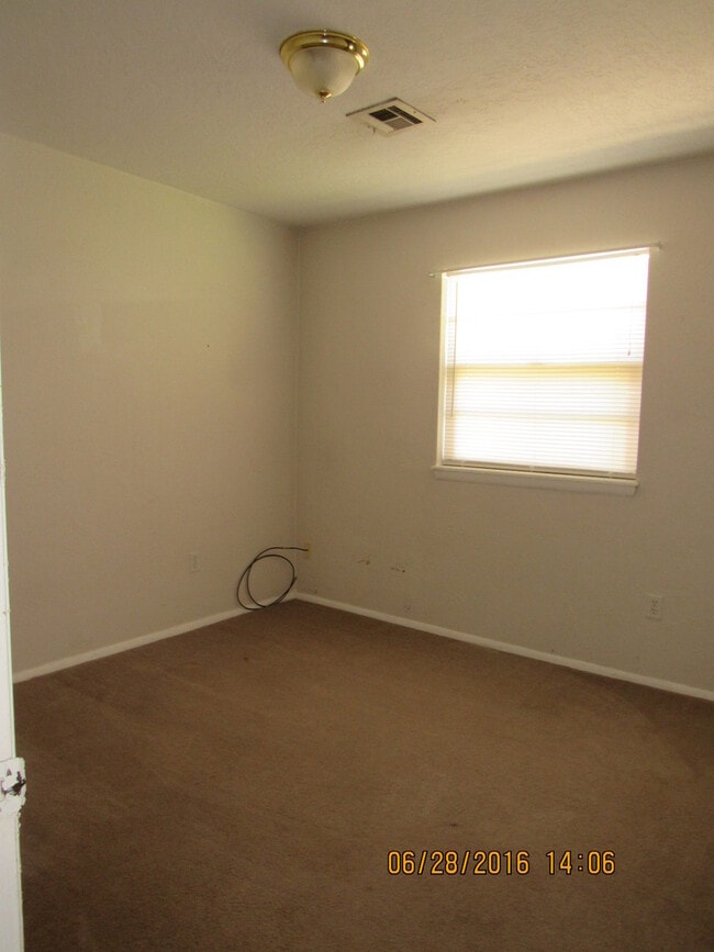 Building Photo - MOVE IN SPECIAL: $200 OFF OF THE 1ST FULL MONTH'S RENT! New carpet and freshly painted interiors
