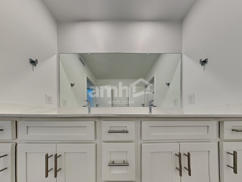 Building Photo - 9665 N Avenida Lucena