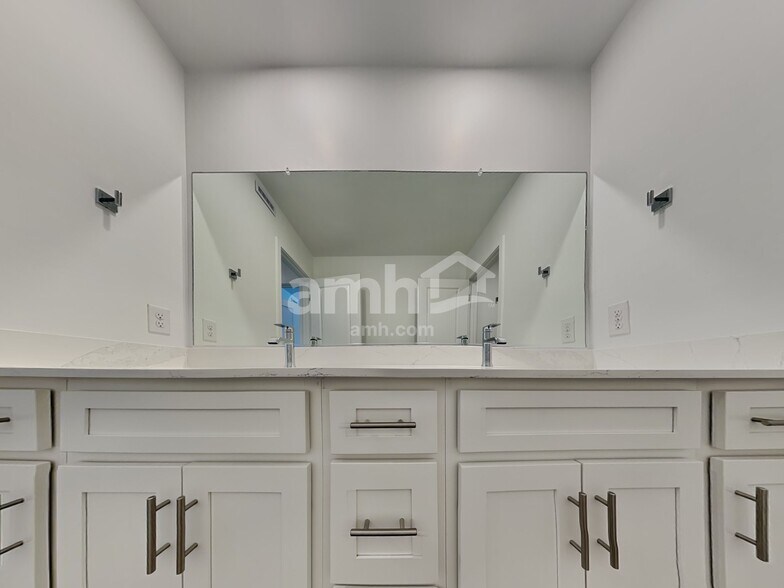 Building Photo - 9702 N Rancho Lozano