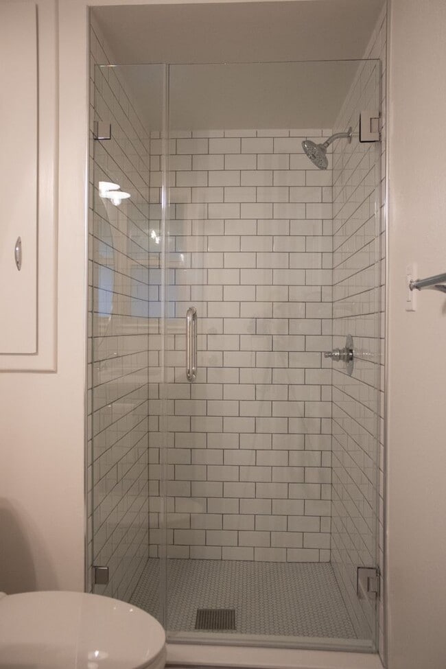 Building Photo - 3 BD 2 BA in Tahoe Park