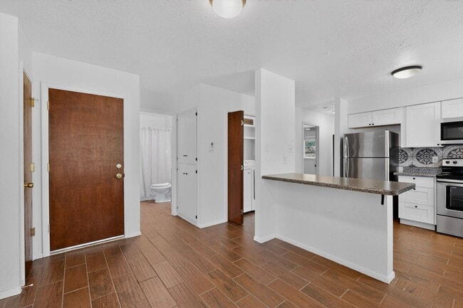 Building Photo - Close in West Side 2 bedroom 1.75/ba 1/cg