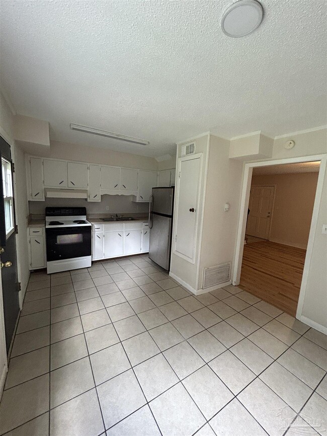 Building Photo - 8013 Sabra Dr