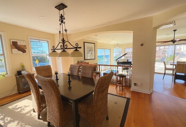 Building Photo - #110: WHITE HOUSE - UNOFFICIAL (JEFF GINSBURG ROOMMATES)