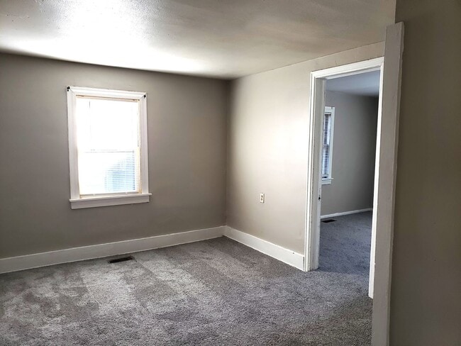 Building Photo - 1 or 2 bed/1 bath house for rent in Newton