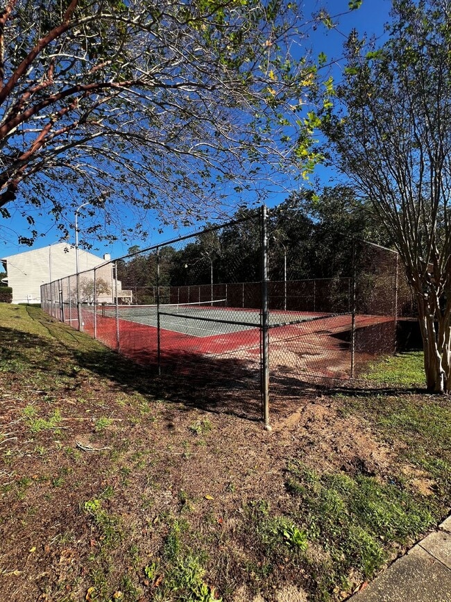 Building Photo - Brookside Townhome with Downstairs Bedroom, Updated Kitchen, and Access to Pool & Tennis