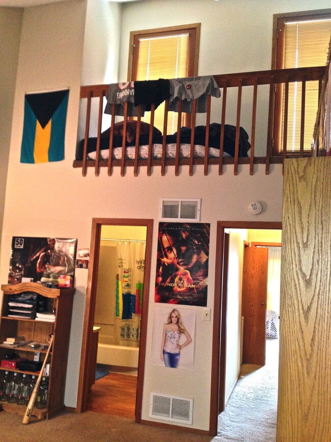 Building Photo - PRE-LEASE: 4 Bedroom 3.5 Bathroom Townhouse In Gold Run.  Walk To Campus!