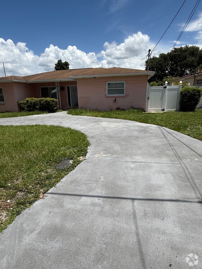 Building Photo - 2911 W Woodlawn Ave