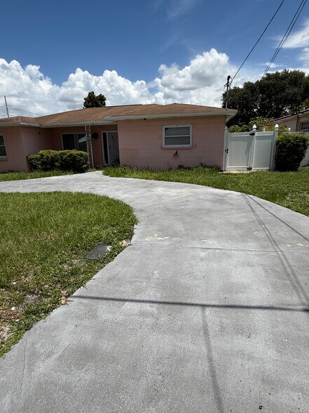 Primary Photo - 2911 W Woodlawn Ave