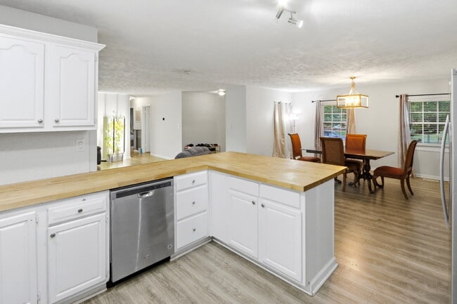 Building Photo - 607 Oakwood Ave