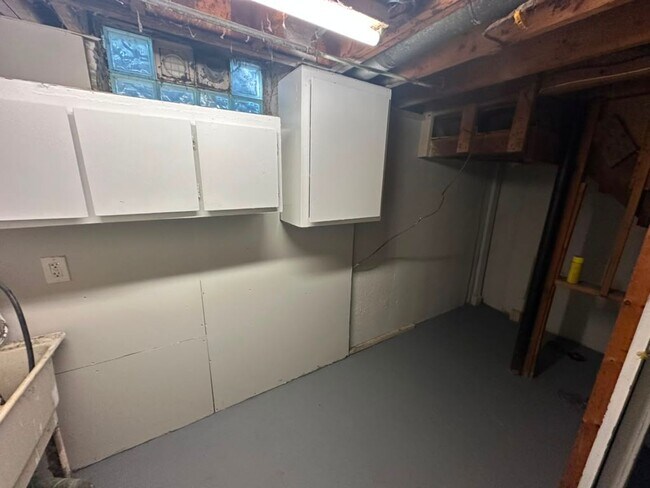 Building Photo - Awesome Eastpointe Ranch with finished basement