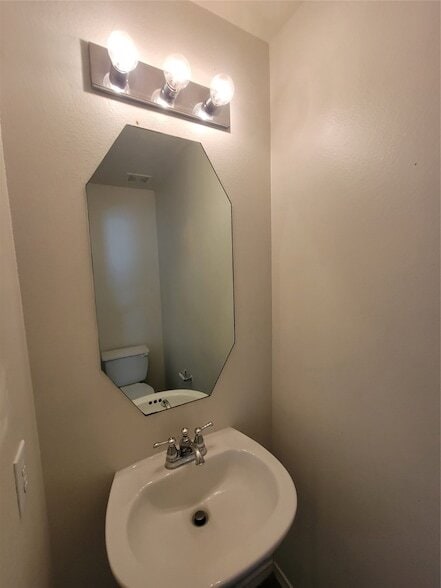 Building Photo - 2410 Lakecrest Village Ct
