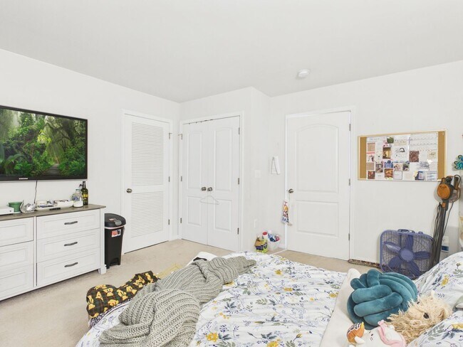 Building Photo - 1405 Kerr Dr