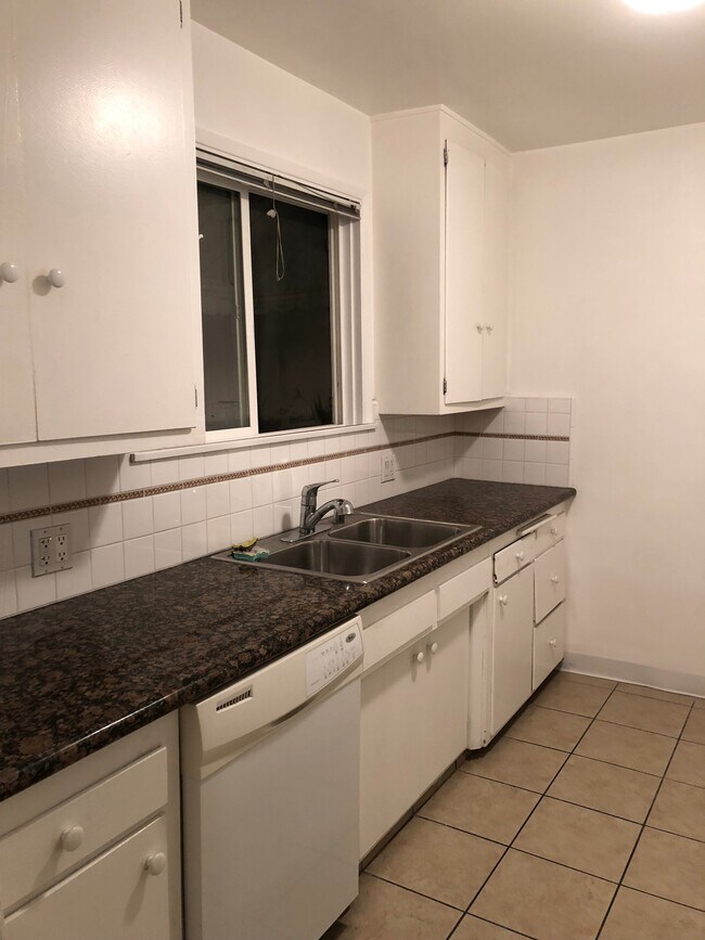 Kitchen - 1417 Holt Apartments