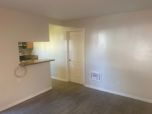 Building Photo - Santa Ana Junior 1 Bedroom 1 Bath Condo - Ground Floor - Gated - Pool/Spa