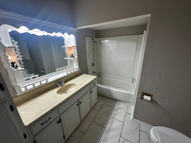 Building Photo - 708 Powell St