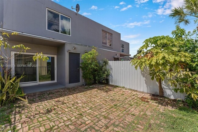 Building Photo - 314 NE Miami Ct