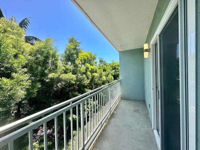 Building Photo - Beautifully Renovated Multi-Level Living C...