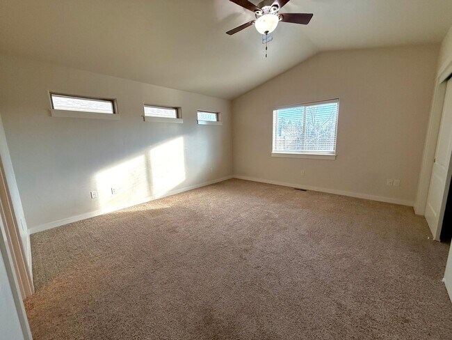 Building Photo - 4 Bedroom Home: Fenced Backyard & Great Location!