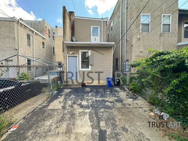 Building Photo - 2254 N Park Ave