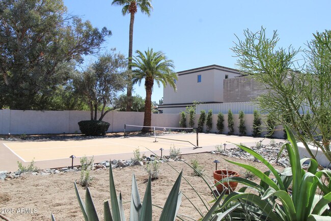 Building Photo - 7001 E Thunderbird Rd