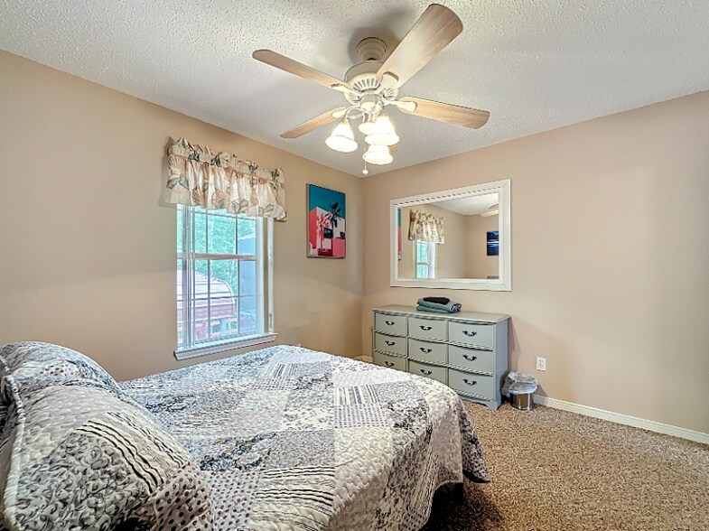 Building Photo - 2043 Eclipse Dr