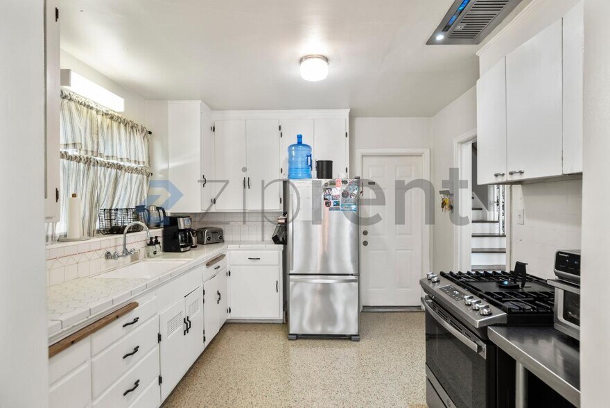 Building Photo - 1337 Acacia St