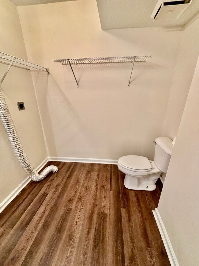 Building Photo - 2 Bedroom Townhouse in Richmond!