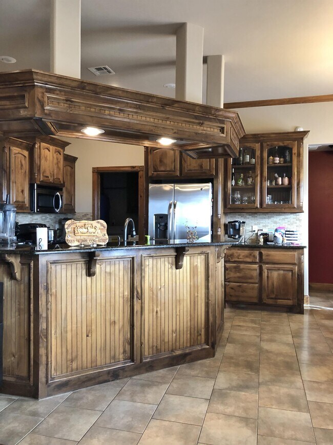 Building Photo - 10527 JORDYNN'S Xing